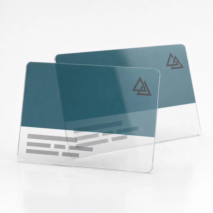 Deux cartes de visite en polyester transparent cristal avec un bandeau bleu pétrole, un logo foncé et des lignes de texte grises, le décor restant net à travers la carte