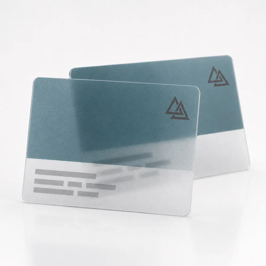 Deux cartes de visite en PVC translucide givré avec un bandeau bleu adouci par la surface mate et un logo foncé lisible