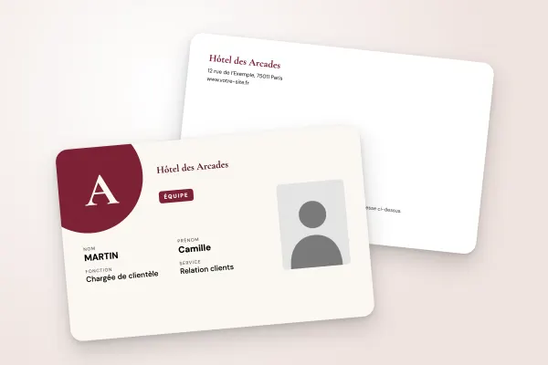 Design « Hôtel des Arcades » pour badge à commander en ligne (entreprises et administrations, grande initiale, bordeaux et or)