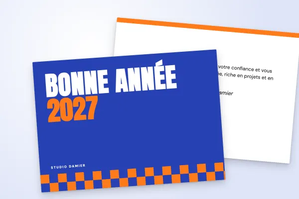 Design « Studio Damier » pour carte de vœux à commander en ligne (pop et coloré, damier et typo géante, bleu et orange · a6 (10 × 15 cm))