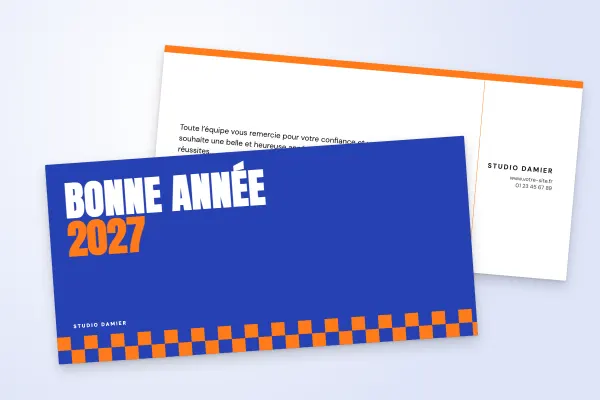 Design « Studio Damier » pour carte de vœux à commander en ligne (pop et coloré, damier et typo géante, bleu et orange · dl (10 × 21 cm))